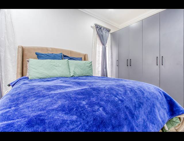 2 BEDROOM APARTMENT FOR SALE IN BRYANSTON